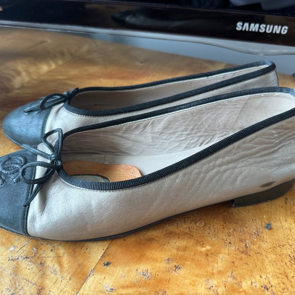 Pewter and black classic Chanel ballet(37 1/2).Good condition. Matte finish. - Picture 2 of 3